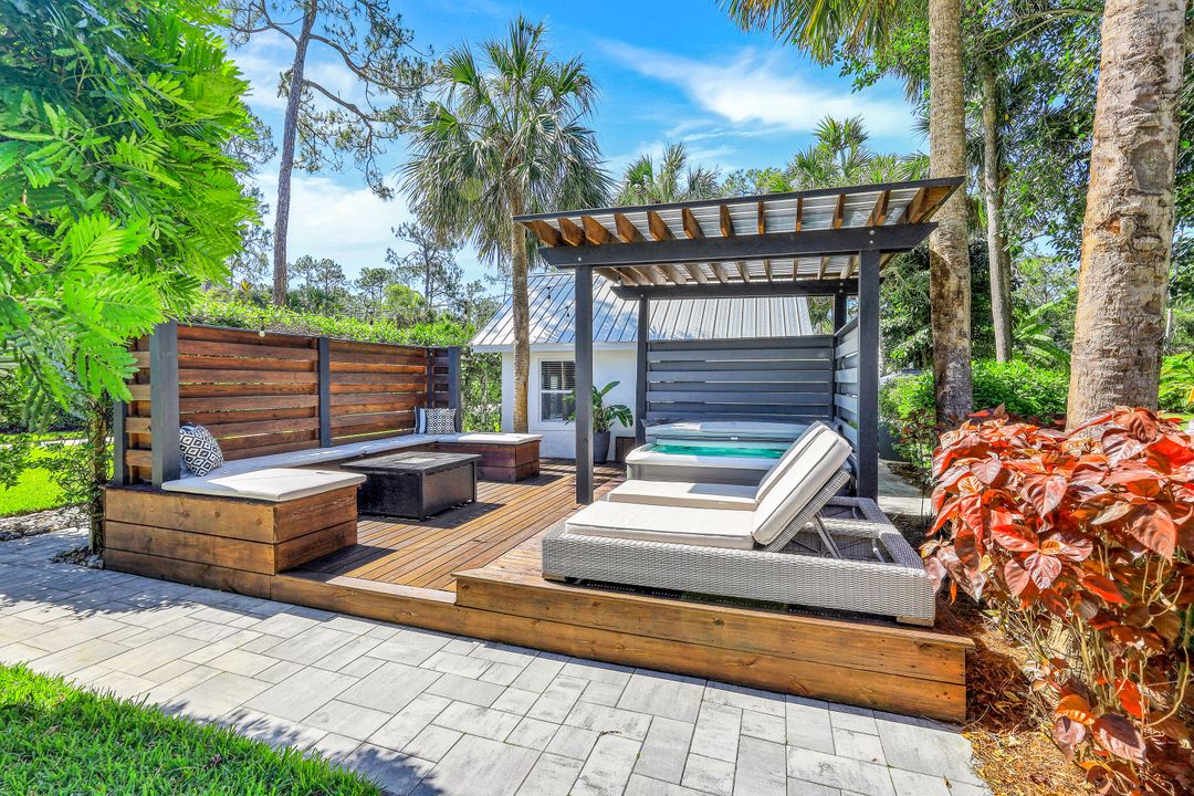 6010 Standing Oaks Ln, Naples, FL 34119