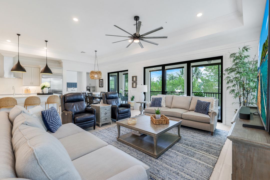 2472 Breakwater Wy #11-202, Naples, FL 34112