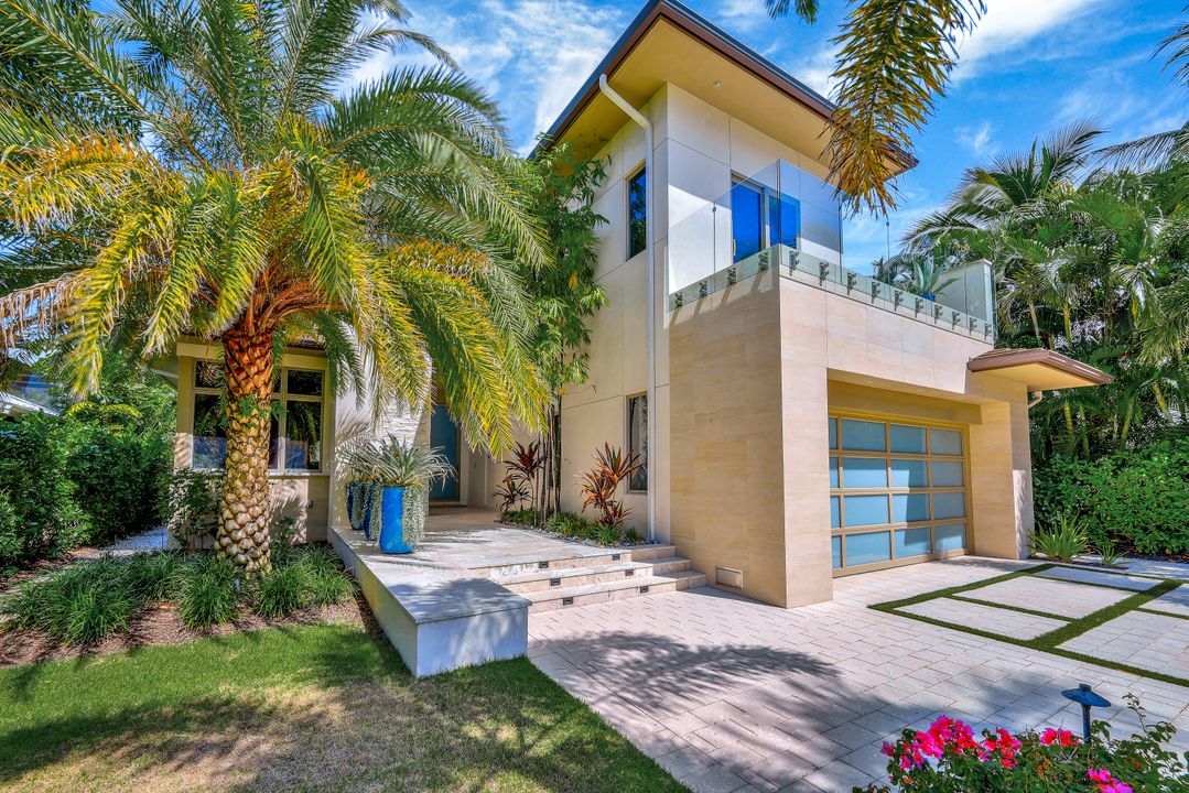 355 7th Ave S, Naples, FL 34102