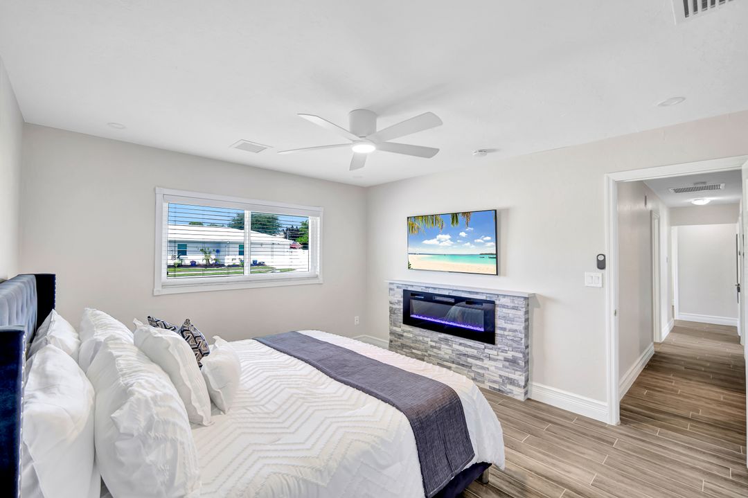 701 93rd Ave N, Naples, FL 34108