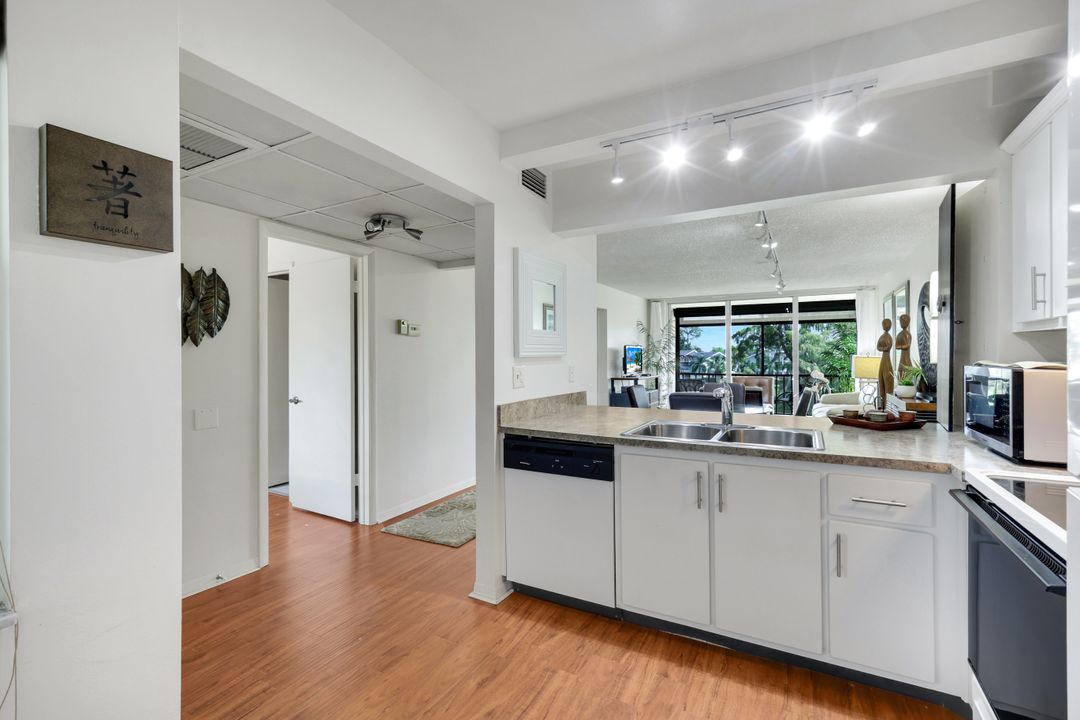 1084 Forest Lake Dr #304, Naples, FL 34105