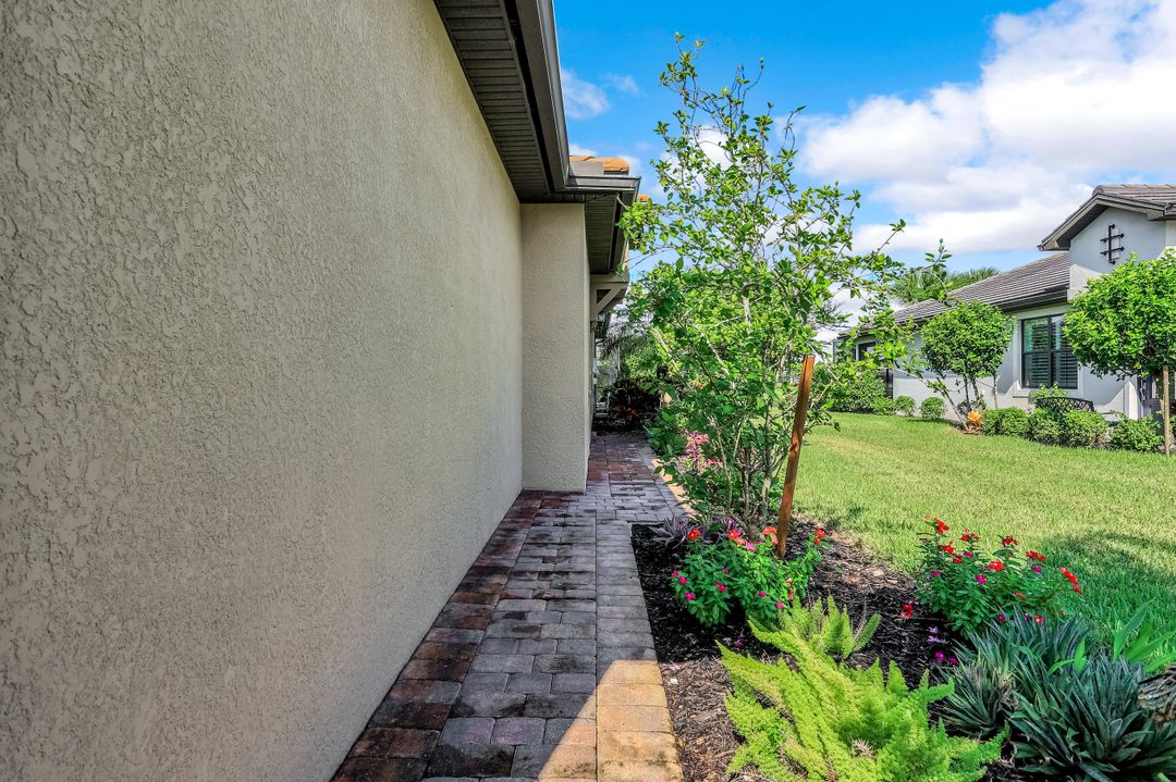 7659 Jacaranda Ln, Naples, FL 34114