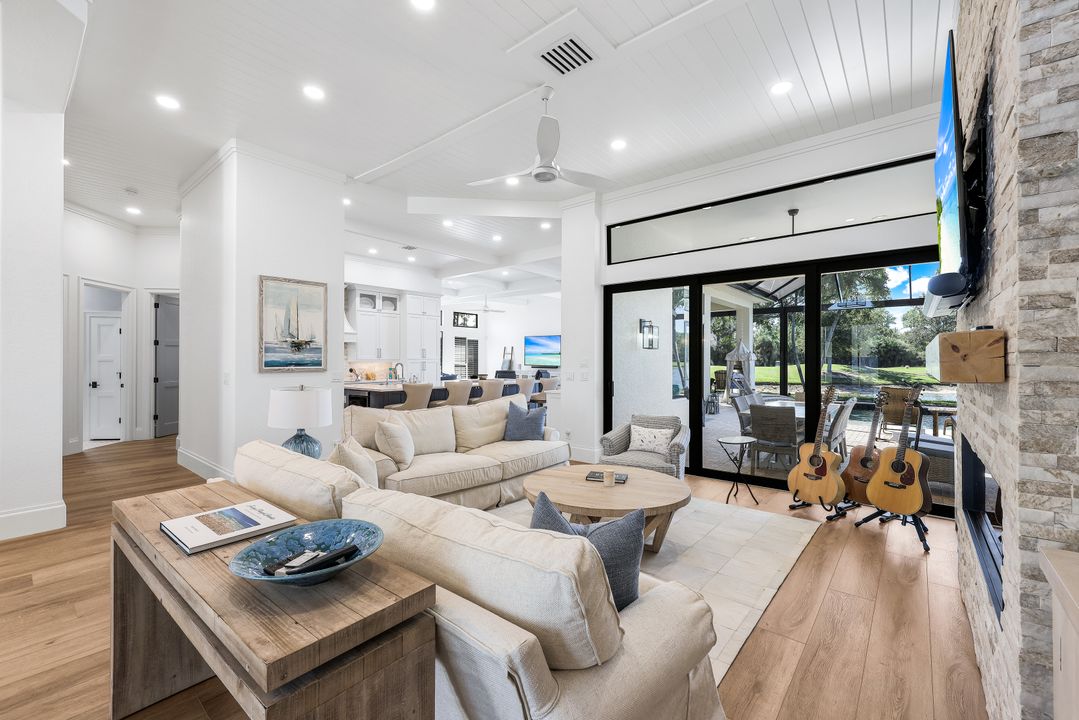 5092 Cerromar Dr, Naples, FL 34112