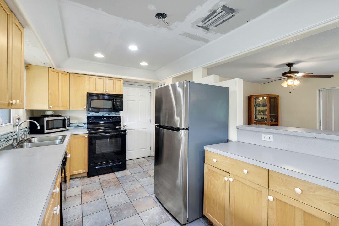 5248 Versaille Ct, Cape Coral, FL 33904