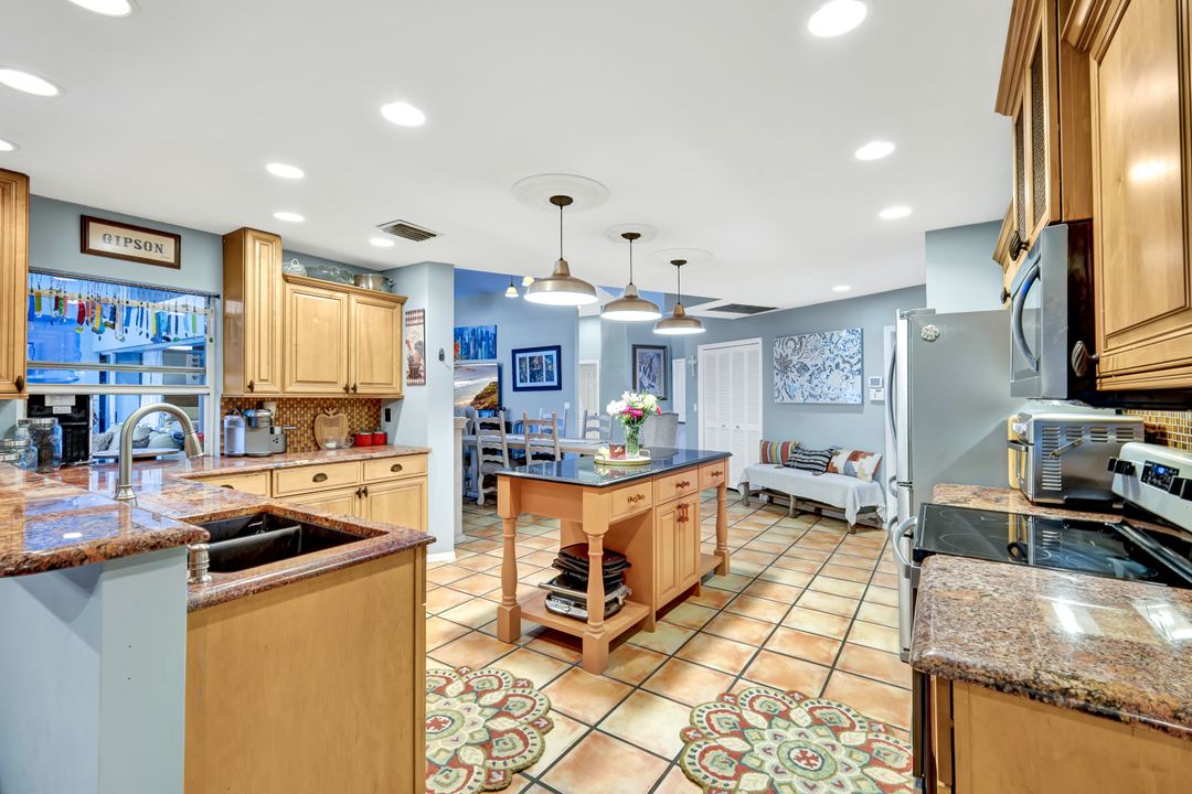 350 Henley Dr, Naples, FL 34104