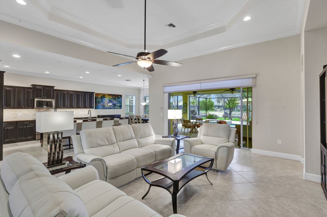 9111 Graphite Cir, Naples, FL 34120