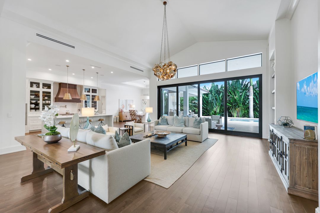 3200 Crayton Rd, Naples, FL 34103