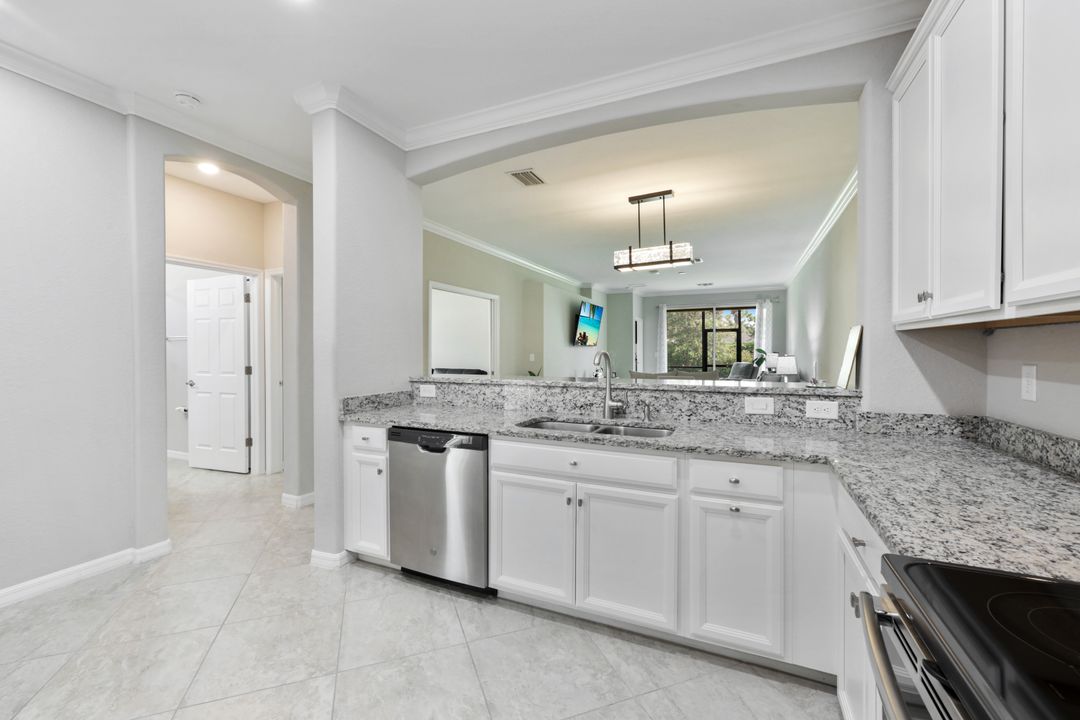 2028 Wellington St, Naples, FL 34120