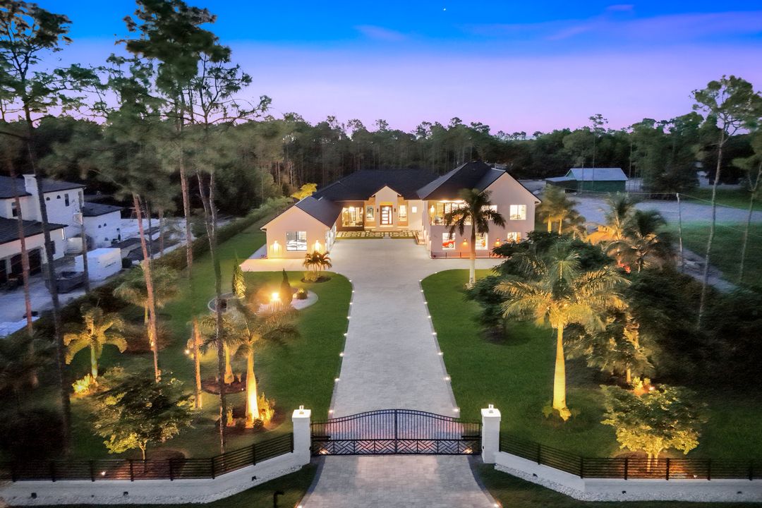 6677 Hunters Rd, Naples, FL 34109