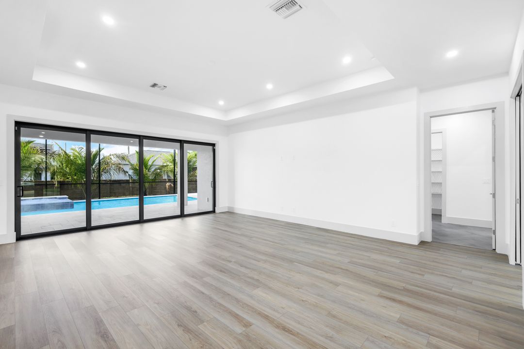 860 Palmetto Pointe Cir, Cape Coral, FL 33991