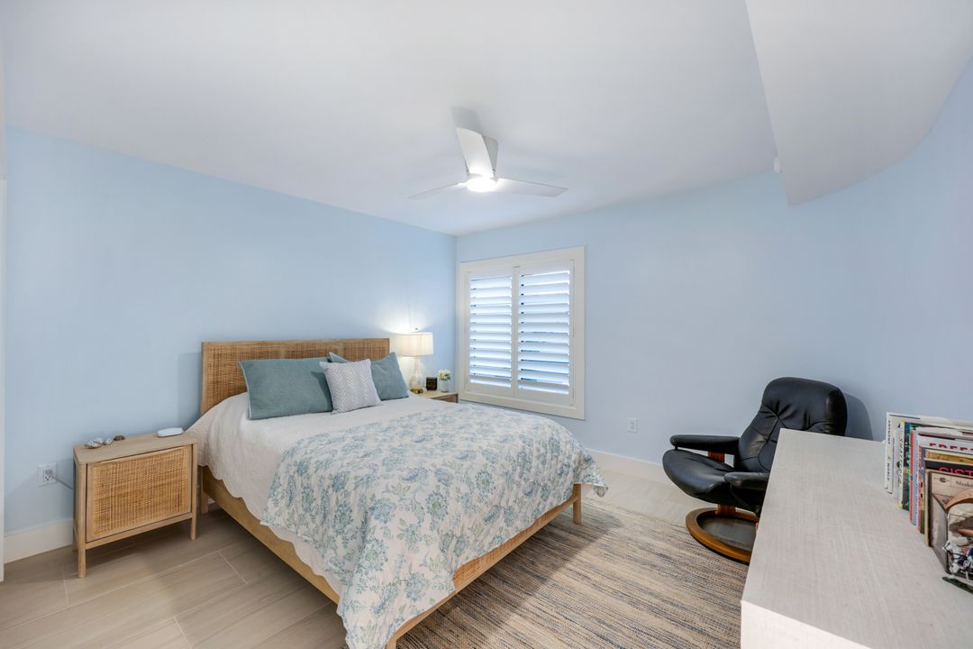 305 Park Shore Dr, Naples, FL 34103