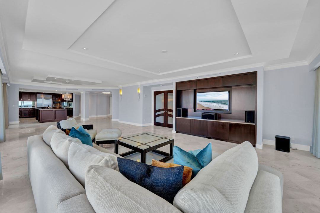 9811 Gulf Shore Dr #203, Naples, FL 34108