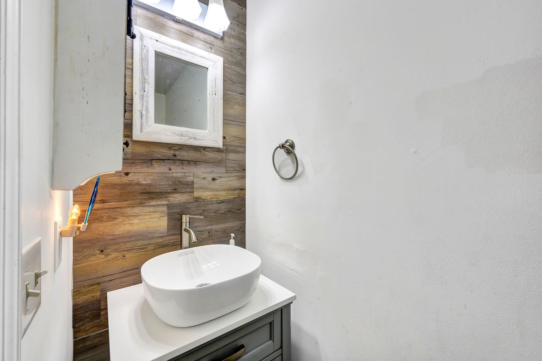 279 Leawood Cir, Naples, FL 34104