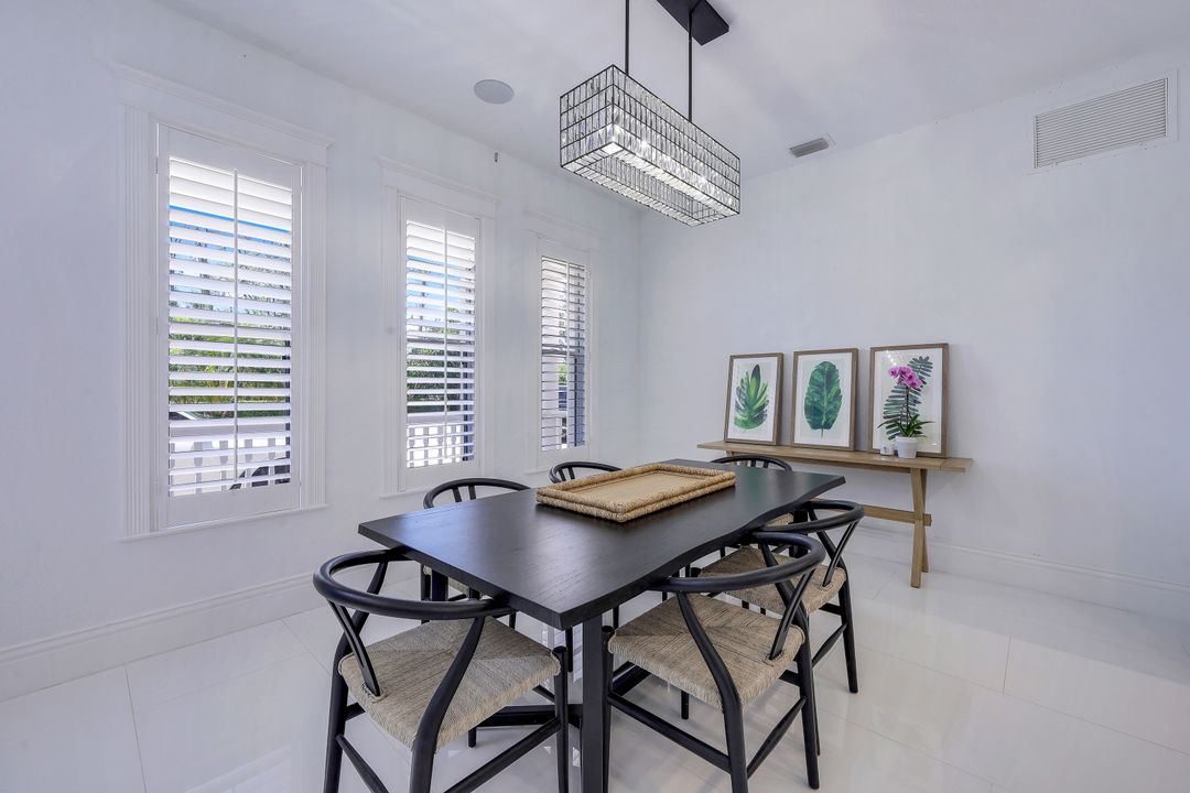 514 Corbel Dr, Naples, FL 34110