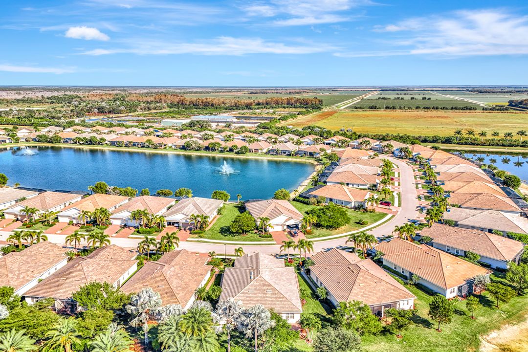 14863 Edgewater Cir, Naples, FL 34114