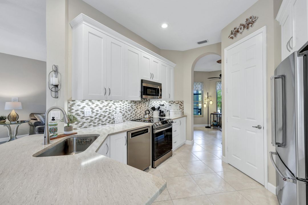 6006 Highwood Park Ln, Naples, FL 34110