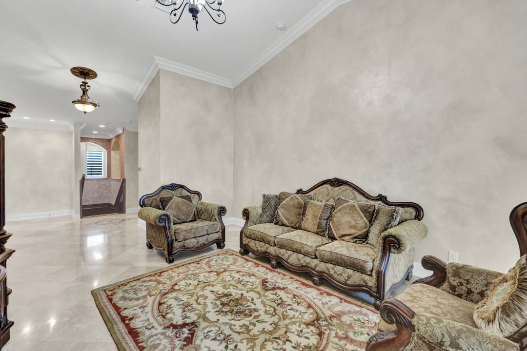 1345 Mariposa Cir #204, Naples, FL 34105