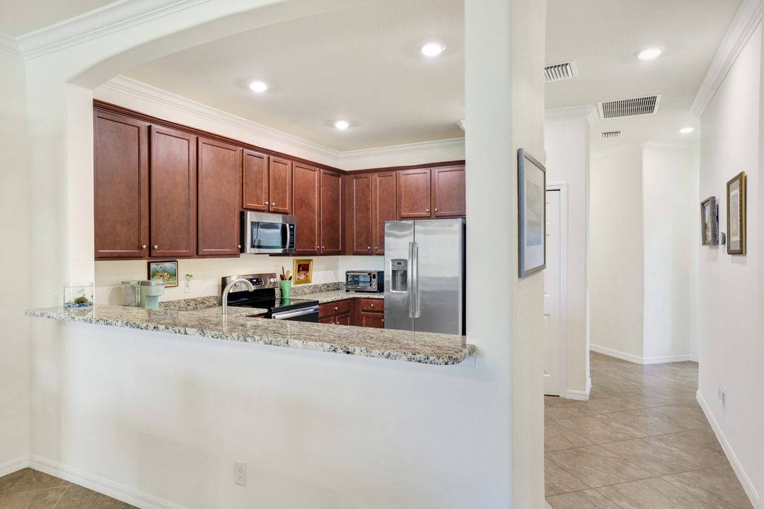 2072 Wellington St, Naples, FL 34120