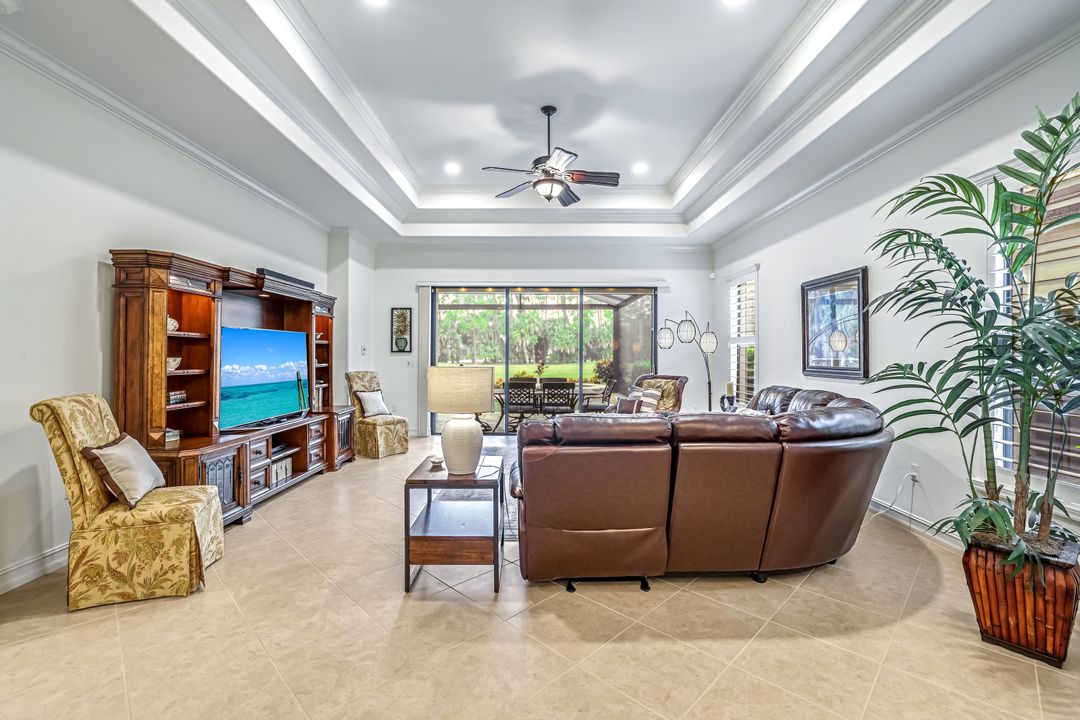 7523 Moorgate Point Way, Naples, FL 34113