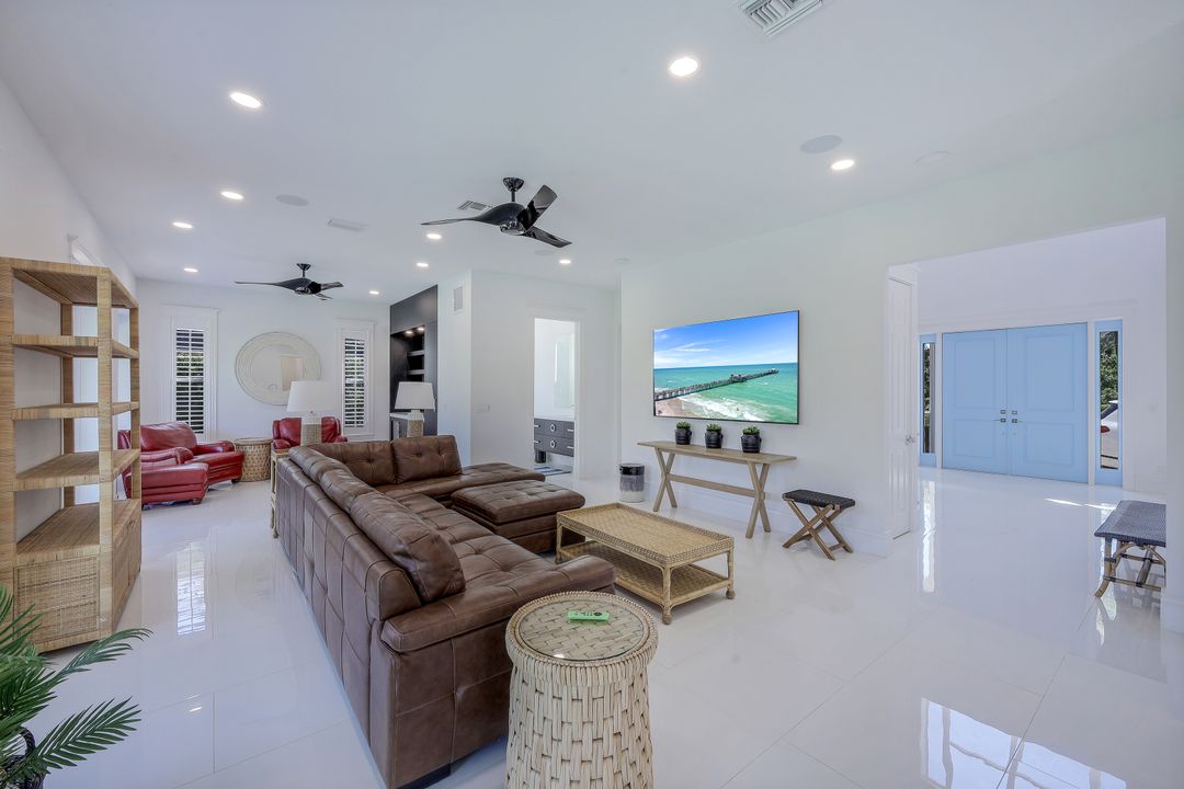 514 Corbel Dr, Naples, FL 34110