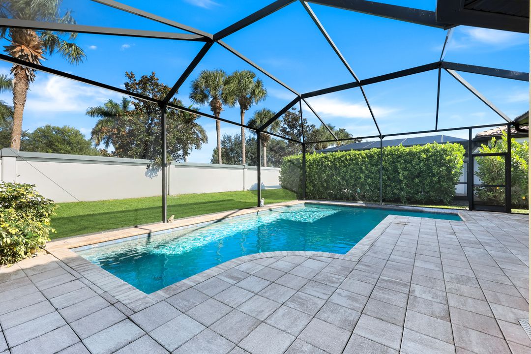 10101 Florence Cir, Naples, FL 34119