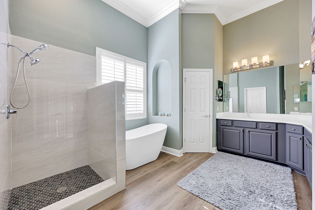 2143 Grove Dr, Naples, FL 34120