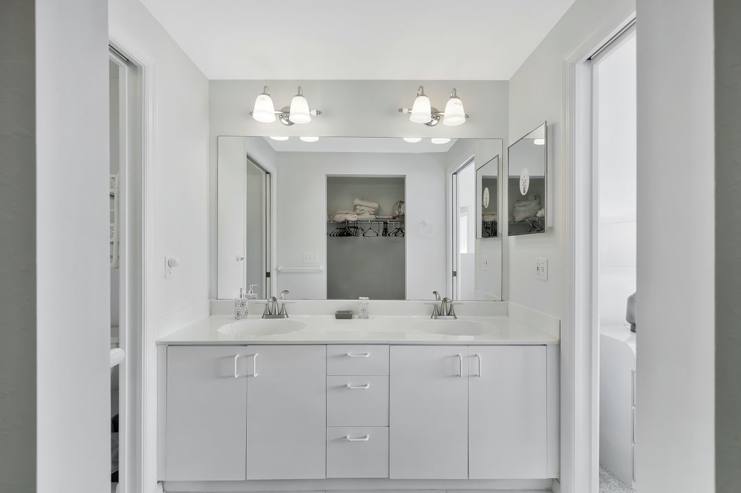 186 Gabriel Cir #9, Naples, FL 34104