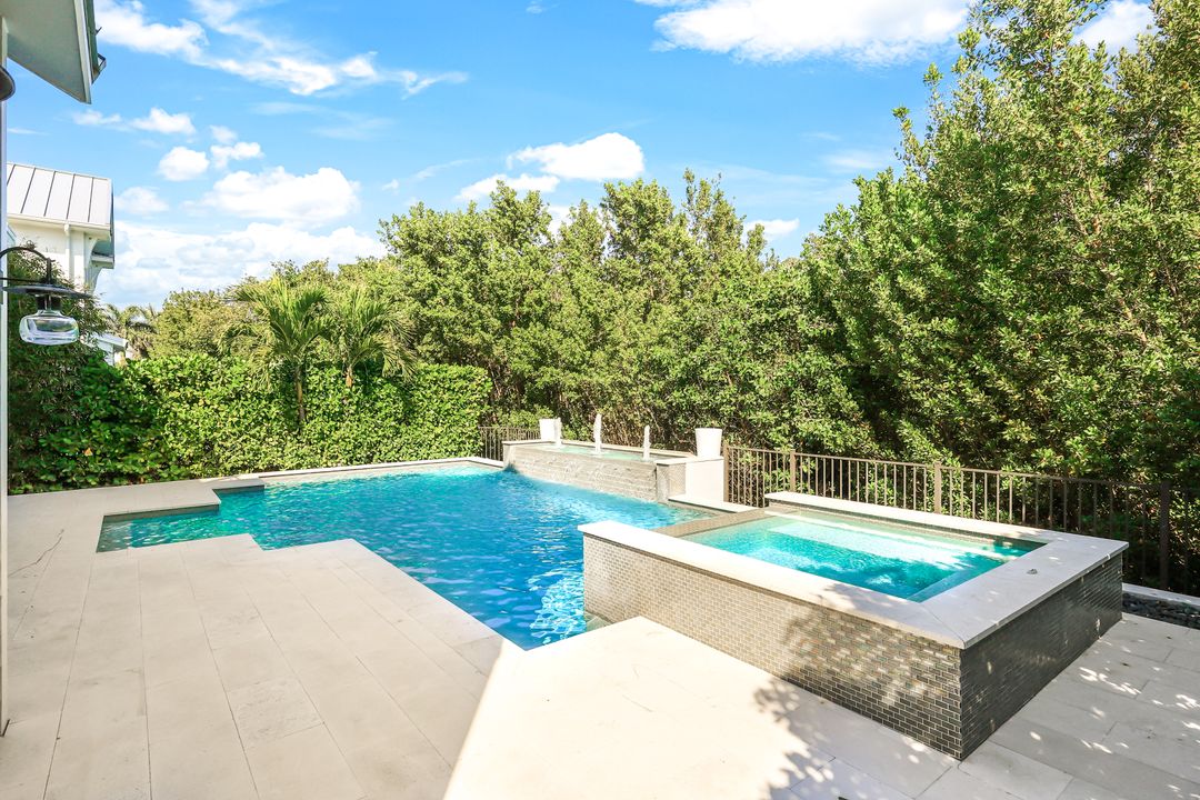 91 14th St S, Naples, FL 34102