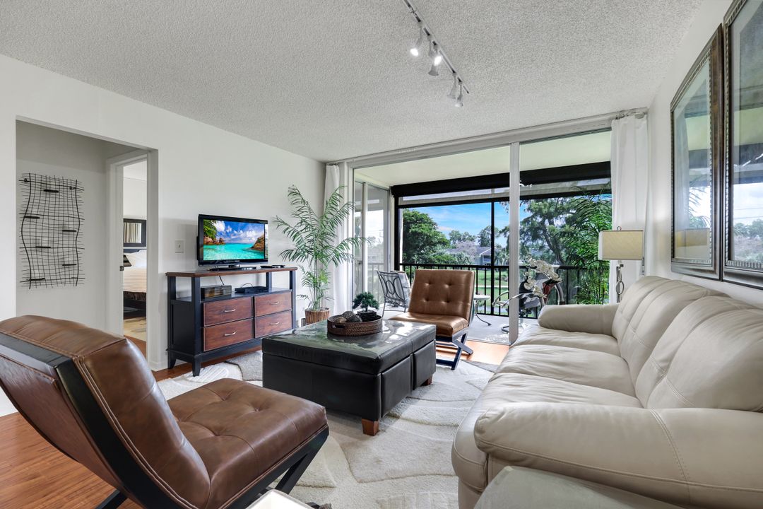 1084 Forest Lake Dr #304, Naples, FL 34105