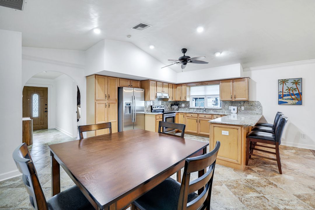 589 98th Ave N, Naples, FL 34108