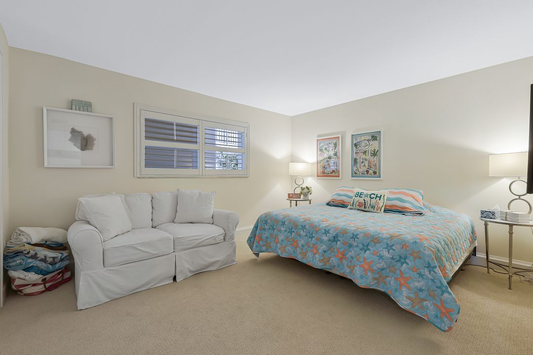 222 Harbour Dr #407, Naples, FL 34103
