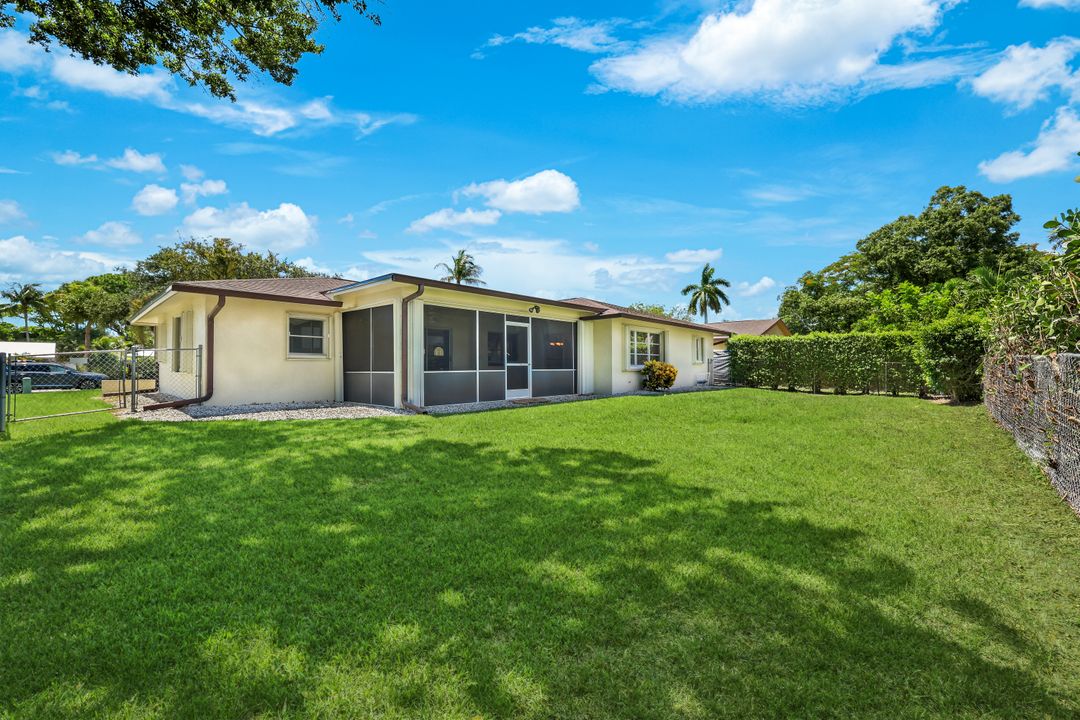 2530 10th St N, Naples, FL 34103