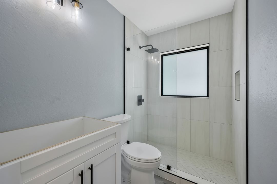 380 4th St NE, Naples, FL 34120