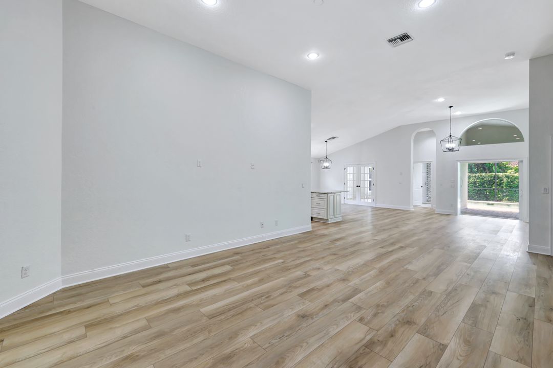 7052 Timberland Cir, Naples, FL 34109