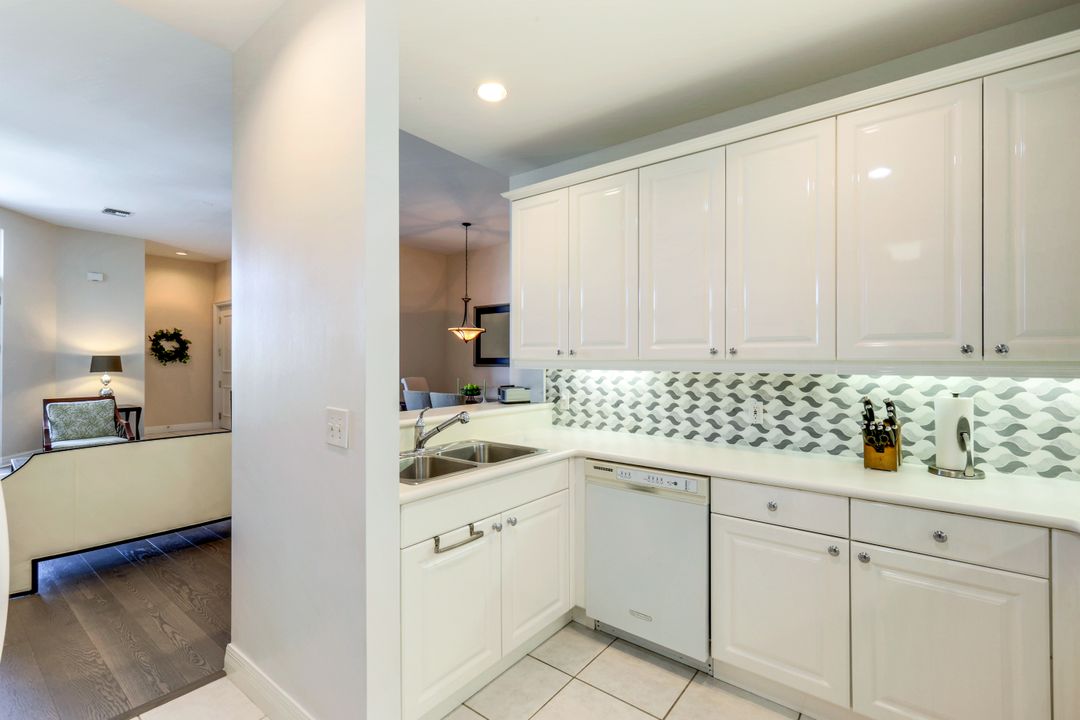 375 5th Ave S #305, Naples, FL 34102