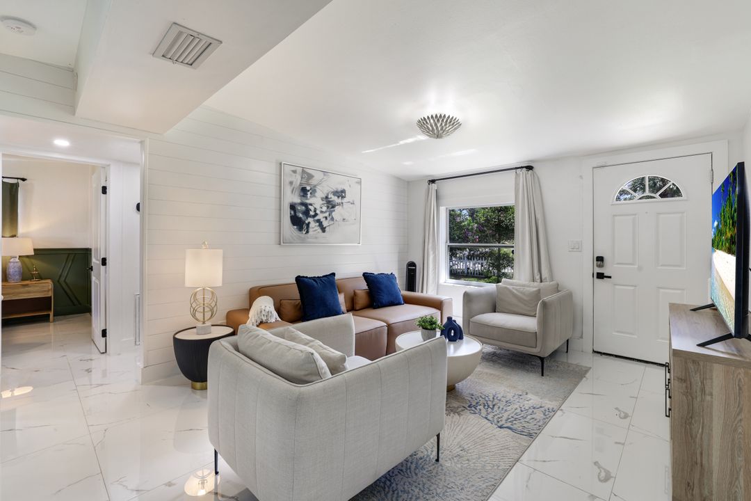 1300 Pine St, Naples, FL 34104