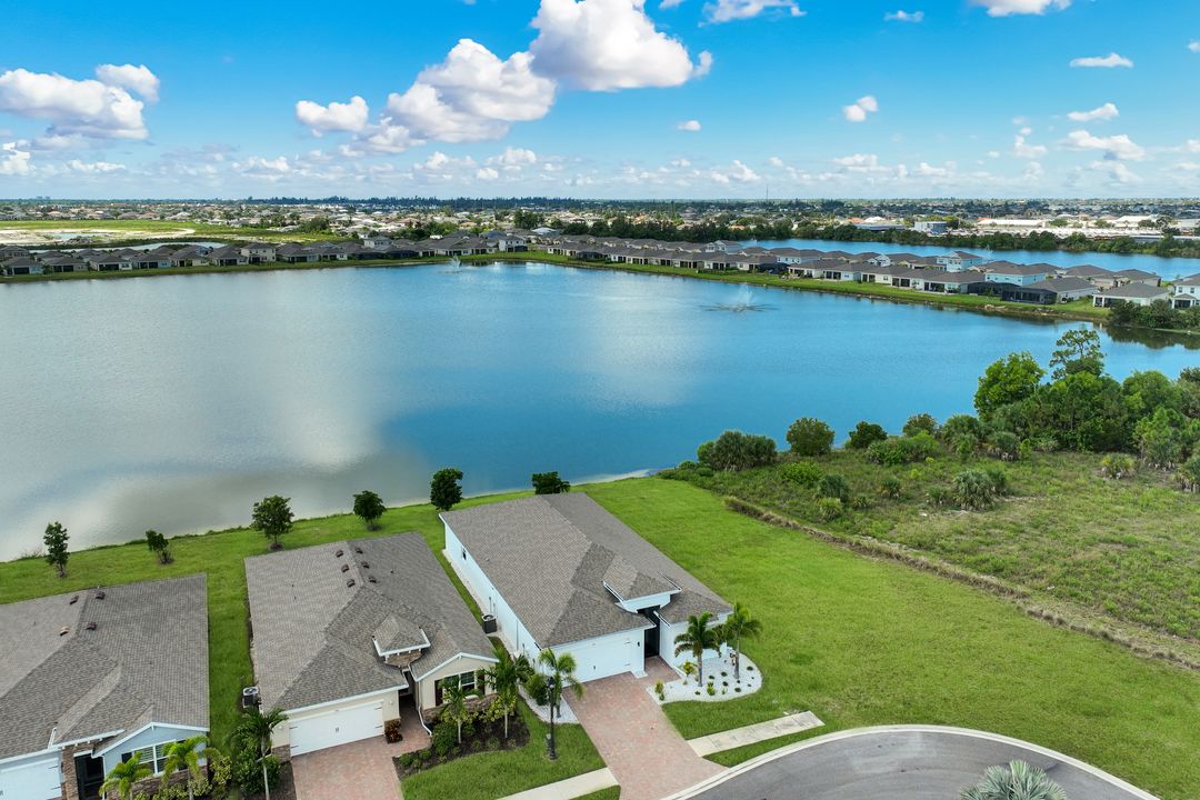 950 Stonewater Lk Ter, Cape Coral, FL 33993