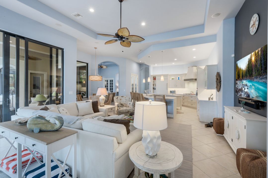 9002 Shenendoah Cir, Naples, FL 34113