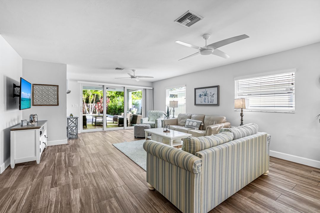 737 91st Ave N, Naples, FL 34108