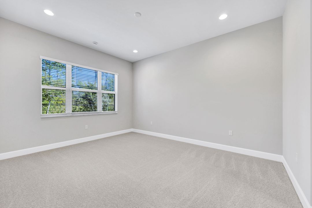 2581 Kingfisher Dr, Naples, FL 34112