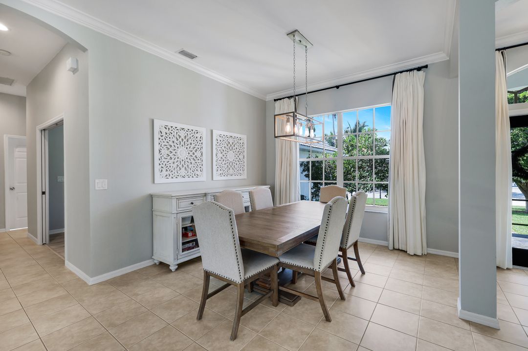 8748 S Lake Cir, Fort Myers, FL 33908