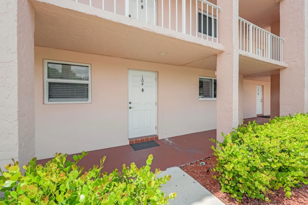 300 Forest Lakes Blvd #104, Naples, FL 34105