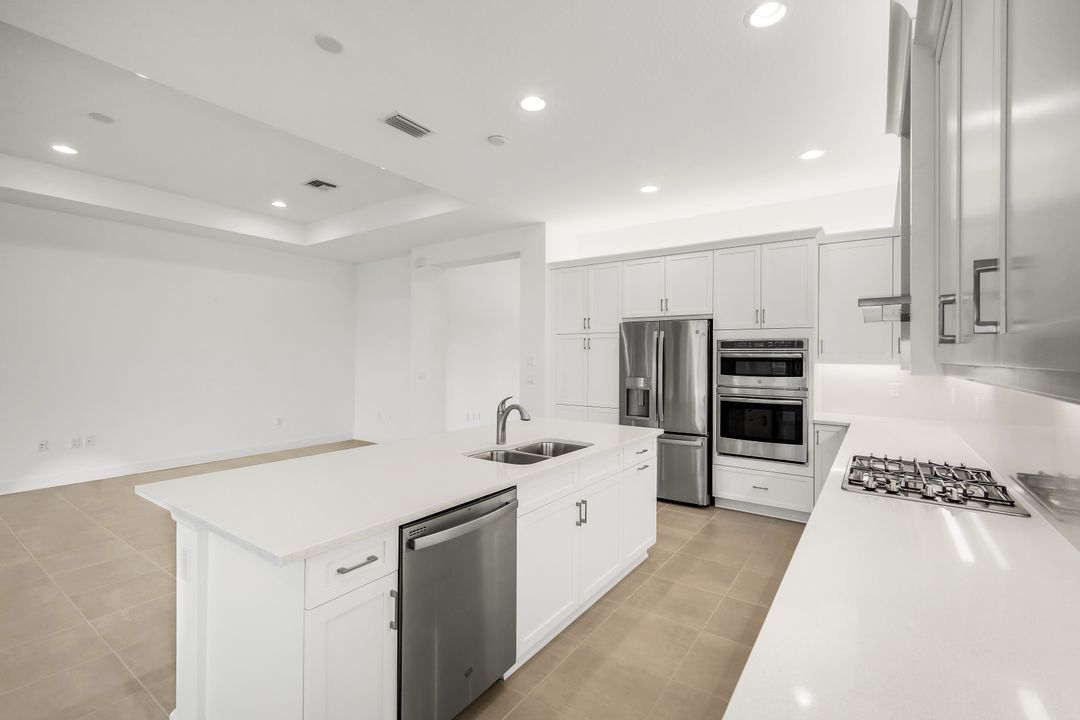 11805 Drake Ln, Naples, FL 34120