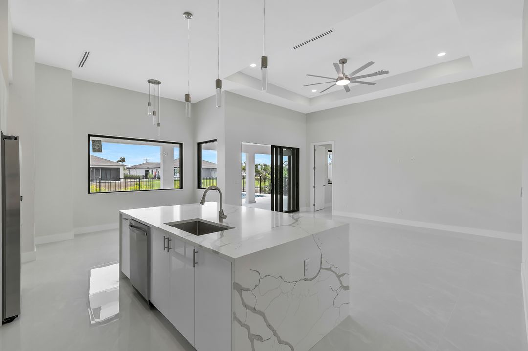 909 SW 11th Ct, Cape Coral, FL 33991