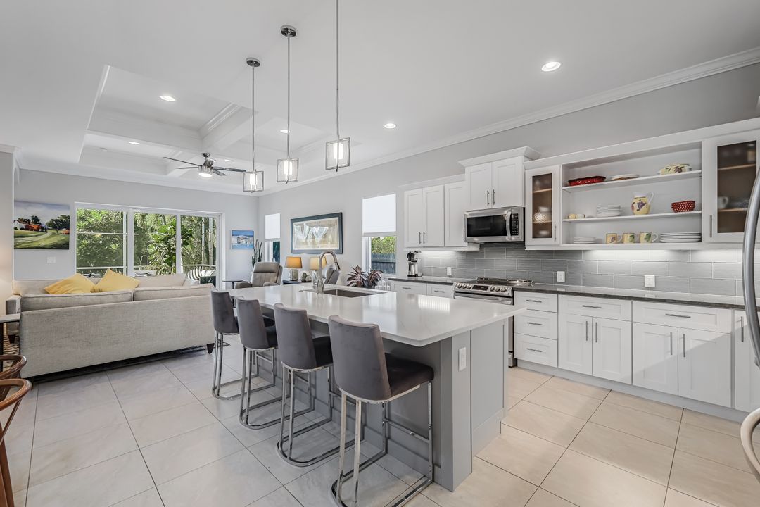 838 95th Ave N, Naples, FL 34108