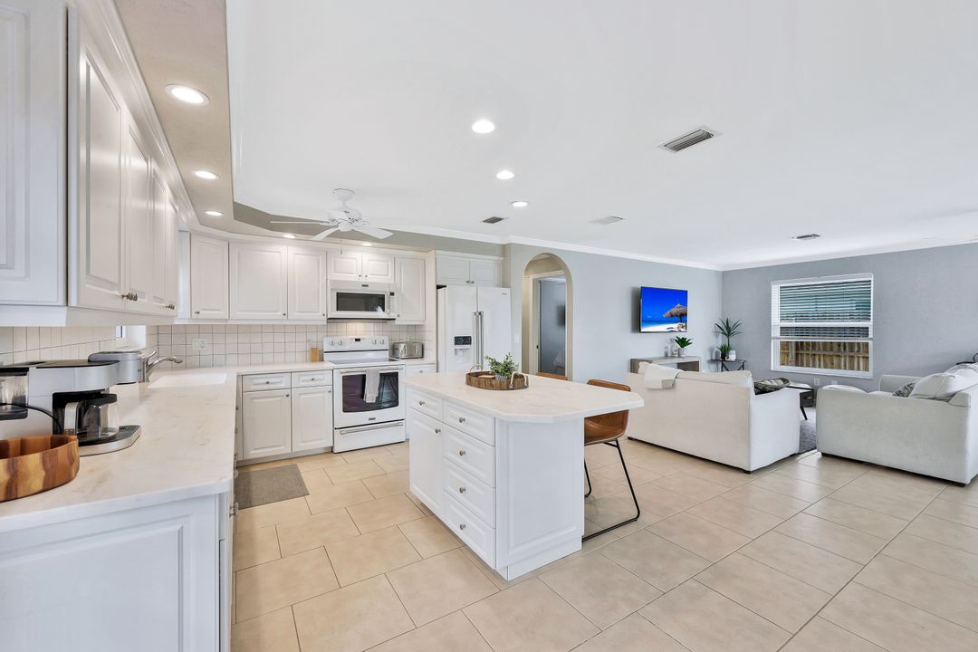 625 95th Ave N, Naples, FL 34108