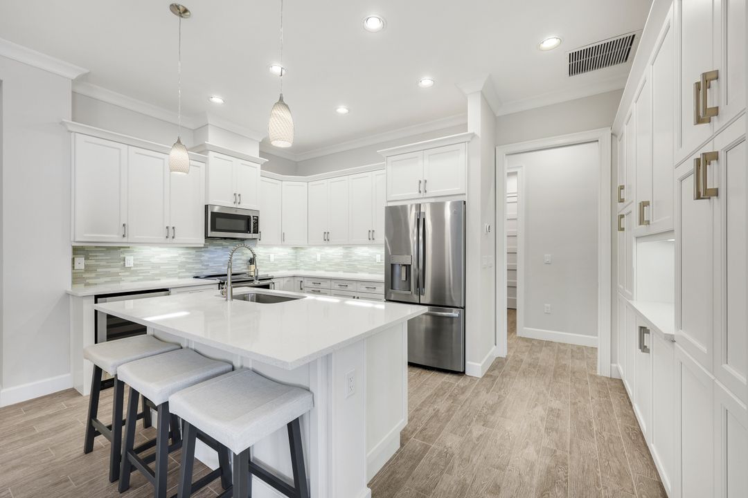 5665 Highbourne Dr, Naples, FL 34113