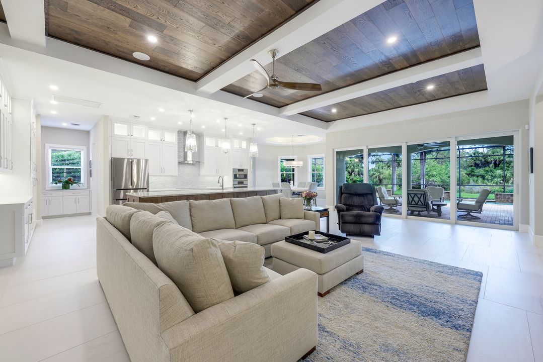 451 Saddlebrook Ln, Naples, FL 34110