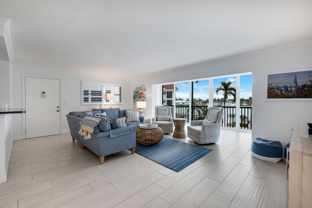 222 Harbour Dr #312, Naples, FL 34103
