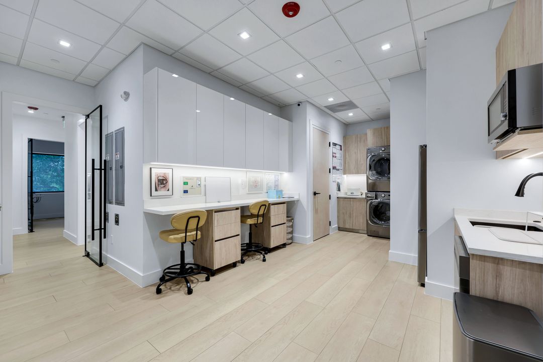 3080 Tamiami Trl E #202, Naples, FL 34112